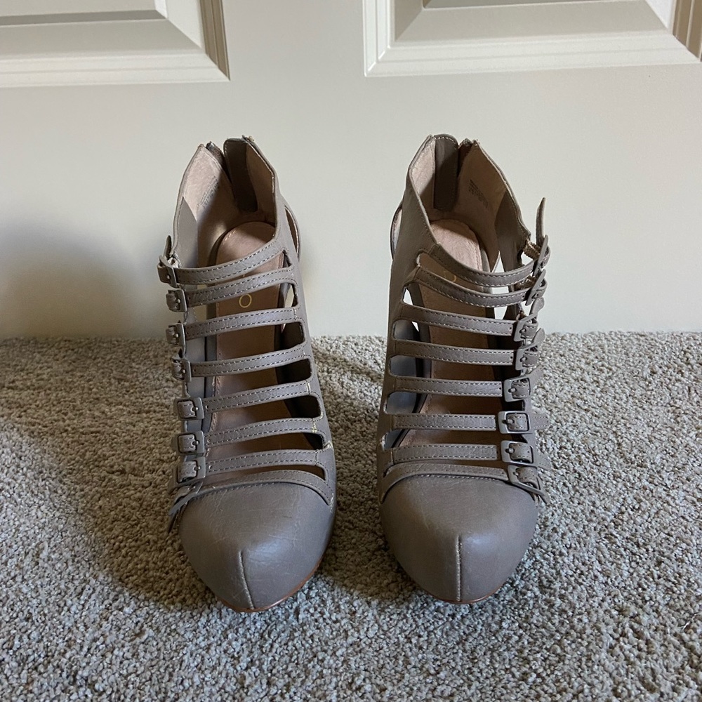 Aldo 8.5 high heel grey distressed